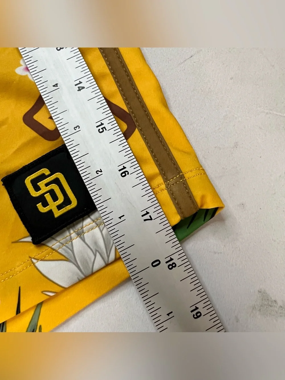 San Diego Padres 47’ Hurley Gold Phantom Tailgate Swim Shorts Mens 32 Yellow MLB